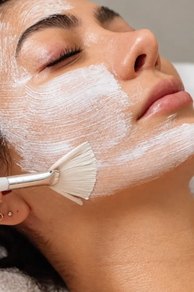 Momento de cuidado facial en un ambiente cálido