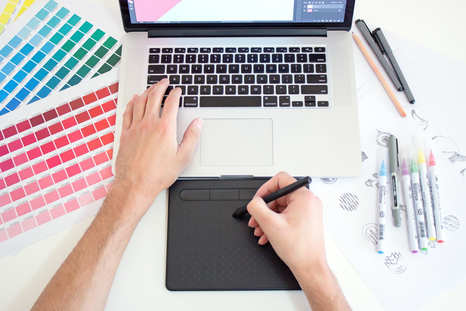 Diseño gráfico: paletas, tableta y bocetos